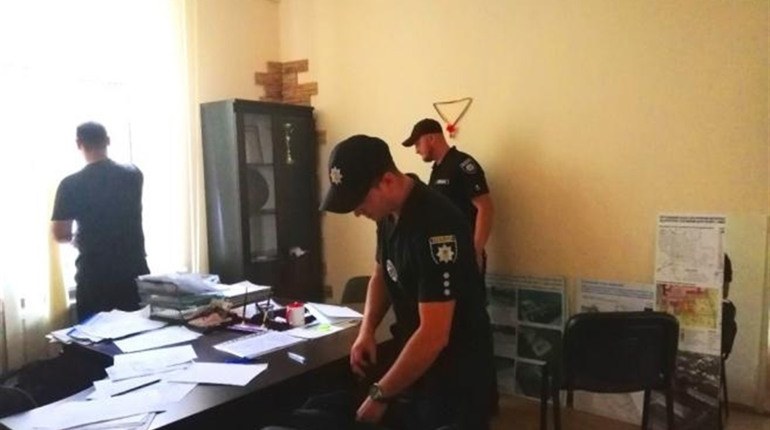 З Кіцманської міськради вкрали чотири плазмові телевізори, які купили для Суховерхівської школи