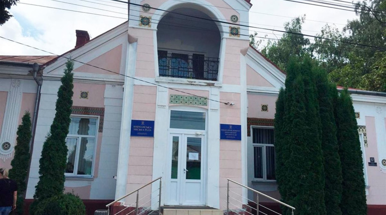 Поліція розшукує крадіїв, які поцупили телевізори з Кіцманської міської ради