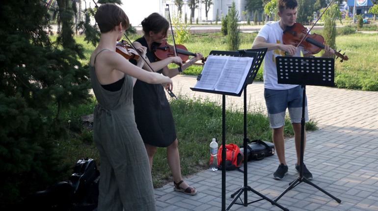 Спілкування та класична музика: до Попасної завітали представники проєкту «Музика і діалог»