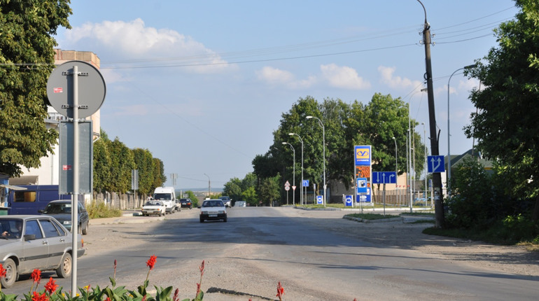 Дорогу по вулиці Незалежності у Чорткові розпочнуть ремонтувати згори