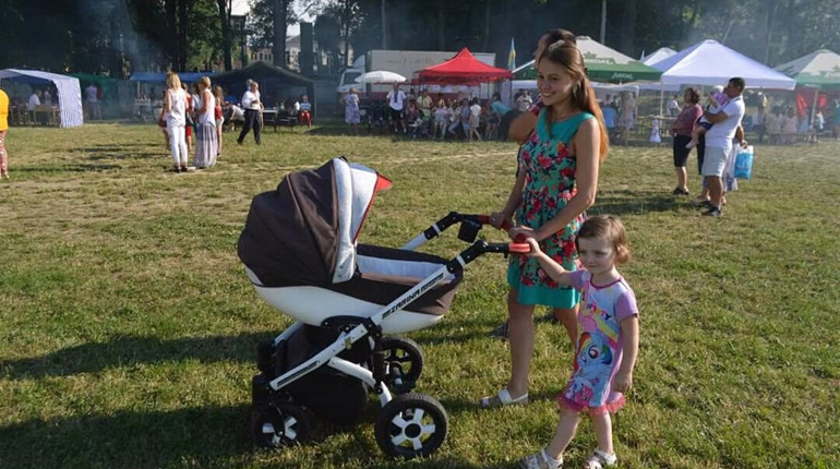 Експеримент: чи зручно кіцманчанам пересуватися містом з дитячим візочком?