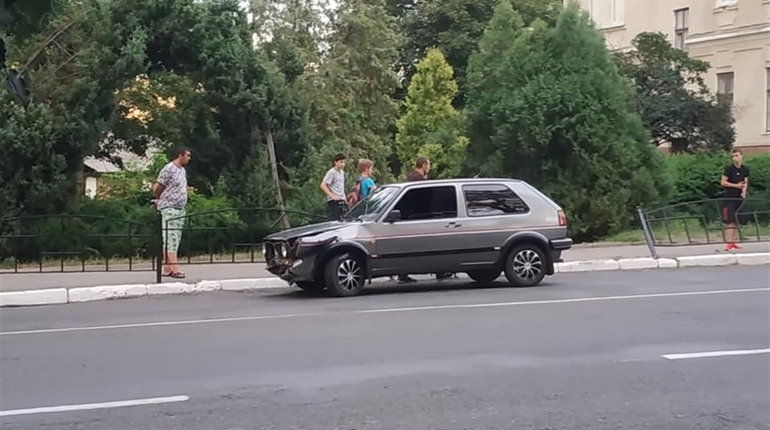 У центрі Кіцманя легковик врізався в огорожу
