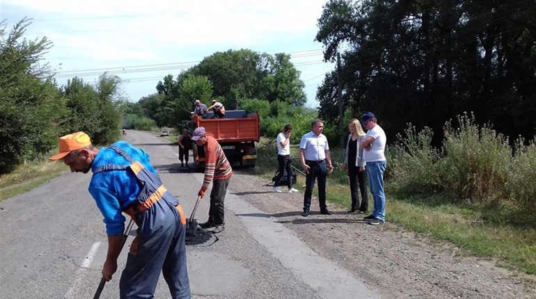Триває ямковий ремонт дороги з Кіцманя до Киселева