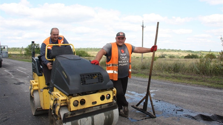 Дорогу Р66 розпочали ремонтувати кремінські дорожники