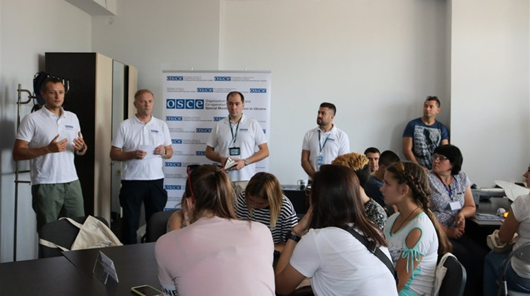 Представники ОБСЄ зустрілися з мешканцями прифронтової Мар'їнки