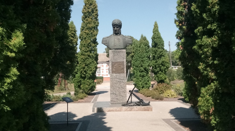У Ніжині намагалися поцупити якір з пам'ятника Юрія Лисянського. Що про це відомо