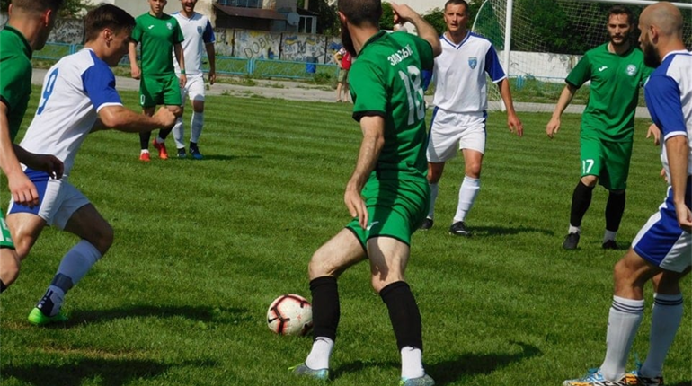 За золоті медалі першості області з футболу боротиметься тільки заводська «Агронива»