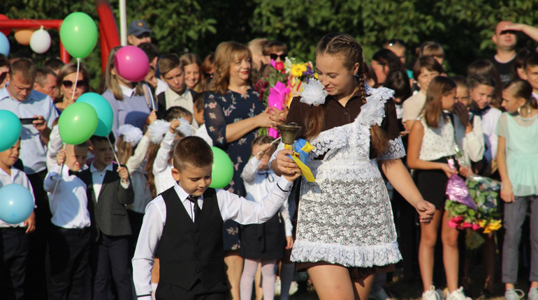День знань у Ніжині: скільки першачків пішли до шкіл та яким було свято у ЗОШ №10