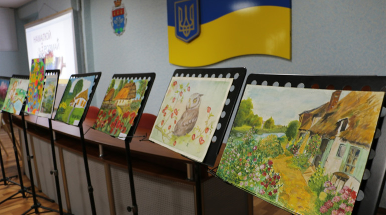 В Попасной за участие в конкурсе рисунков детям передали подарки из Италии