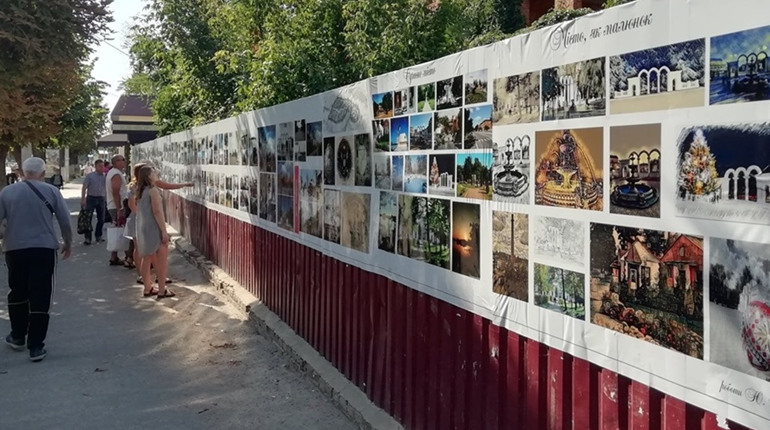 До Дня міста на паркані по вулиці Сумській відкрилась фотовиставка