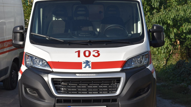 Новоград-Волинська лікарня отримала новий автомобіль швидкої допомоги