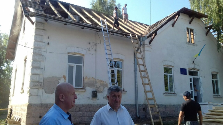 Тривають ремонтні роботи у будівлях закладів первинної медицини Кіцманщини