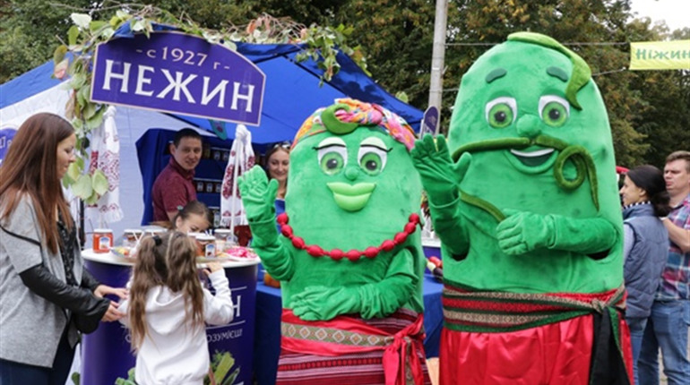 Огірковий смузі та інші делікатеси з огірка пропонували на фестивалі в Ніжині