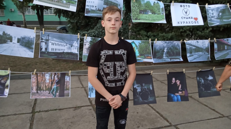 Школяр із Курахового відкрив власну фотостудію і почав на цьому заробляти