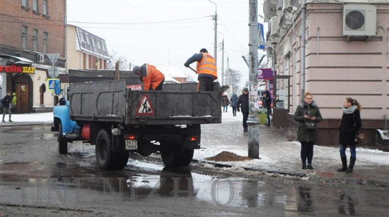 Експеримент від комунальників: ніжинські тротуари не посипатимуть піском 
