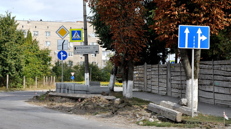 По вулиці Незалежності у Чорткові розпочався капітальний ремонт дороги
