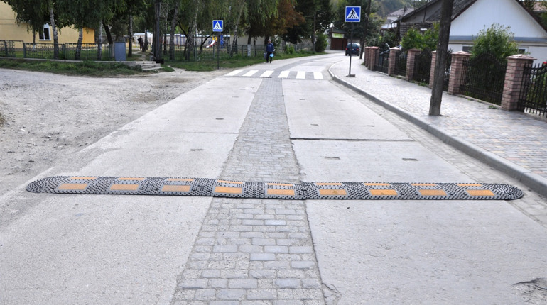 У Чорткові на вулиці Шопена з`явилися «лежачі поліцейські»