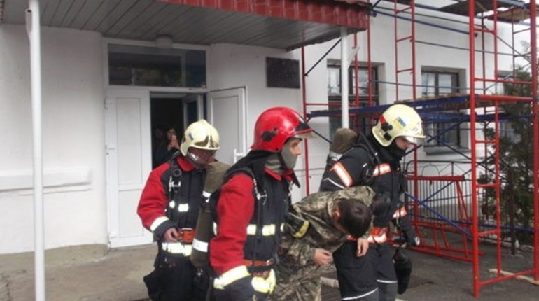 У Володимирці пожежники разом з медиками та поліцією гасили уявну пожежу у міській школі