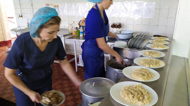 Обід за 9,5 гривні: як годують дітей у школах Курахового