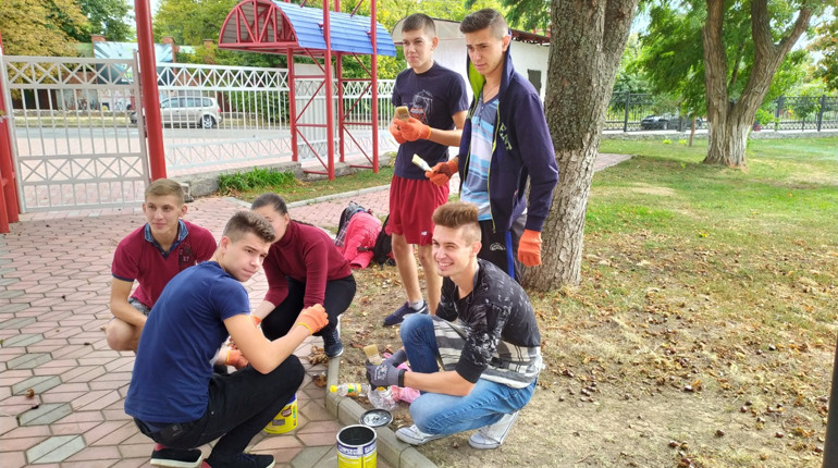 Студенти навели лад на Центральному стадіоні