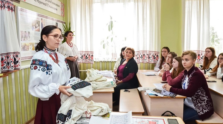 Уманські студенти вивчали традиції народної вишивки Східного Поділля