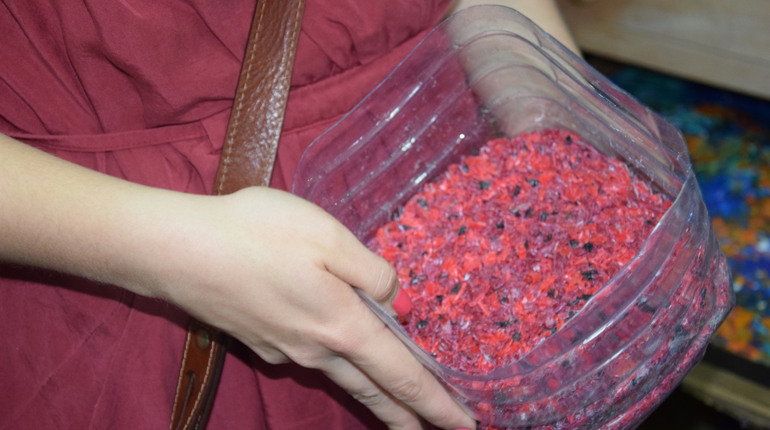 Пластику дарують нове життя: роблять із кришок мистецькі вироби