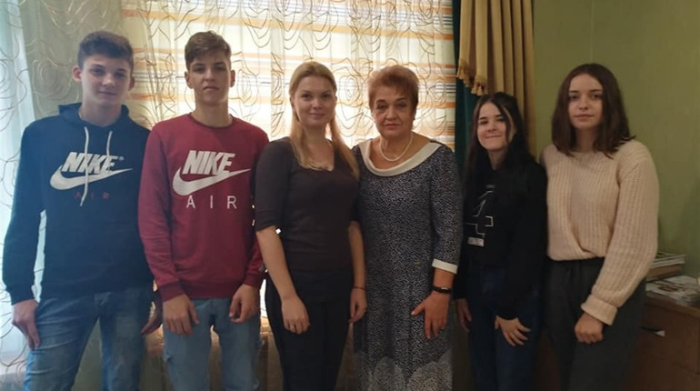 Школярі у День людей похилого віку привітали Почесних громадян міста