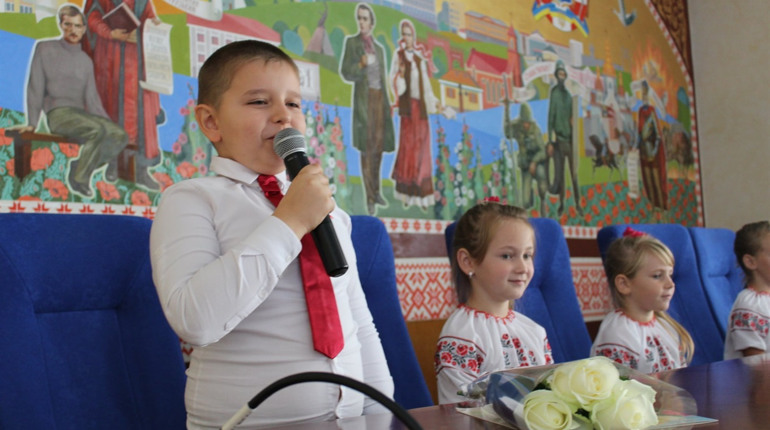 Вітання від "нардепа", корисні настанови, вірші та пісні: як в районі відзначили День учителя