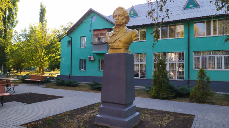 Склади пазли з пам'ятниками на вулицях міста Курахове