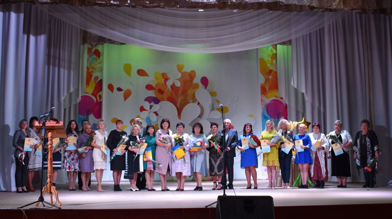 19 лотів та виступ народної артистки України: як вітали міських освітян