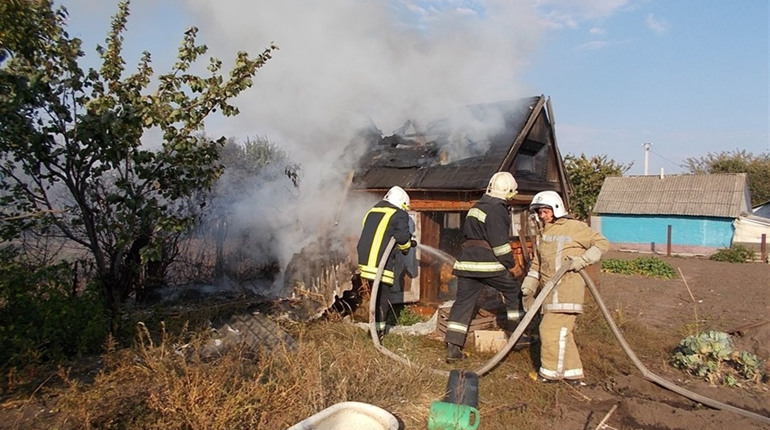 На гадячан складали протоколи та ліквідовували пожежу господарської будівлі