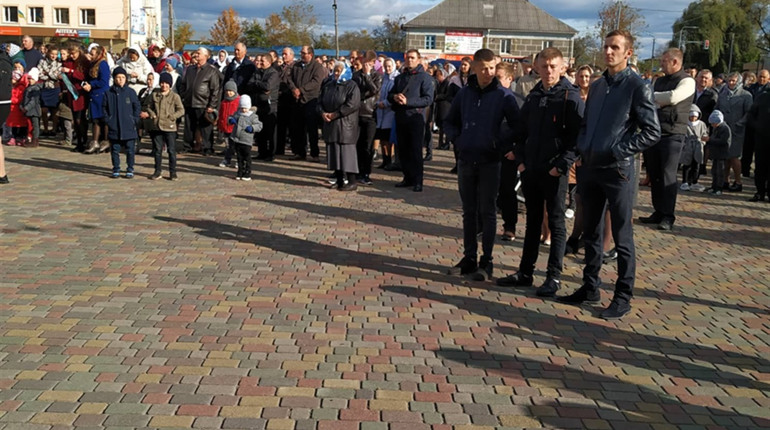 У Сарнах на площі дякували за хліб, воду і Біблію