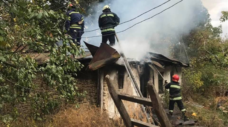 Дві пожежі на Старокостянтинівщині: через залишений недопалок  загинув 51-річний чоловік