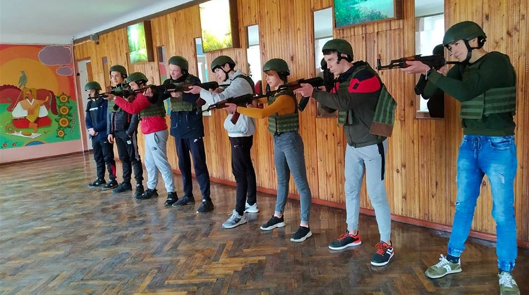 Тактика ведення бою та поводження зі зброєю. У Конотопі для студентів влаштували навчальний вишкіл