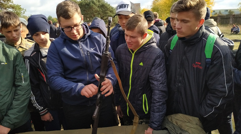 Хто найспритніше збирає автомат: у Сарнах змагалась допризовна молодь
