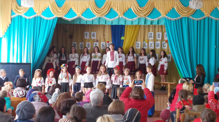 Учні та працівники школи Городця відзначили День Захисника концертом та посвятою хлопців у козачата