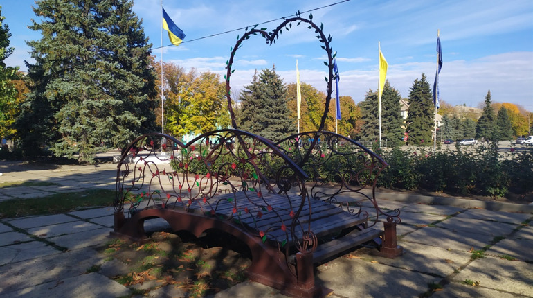 Пройди тест та знайди елементи вуличного декору міста Курахове