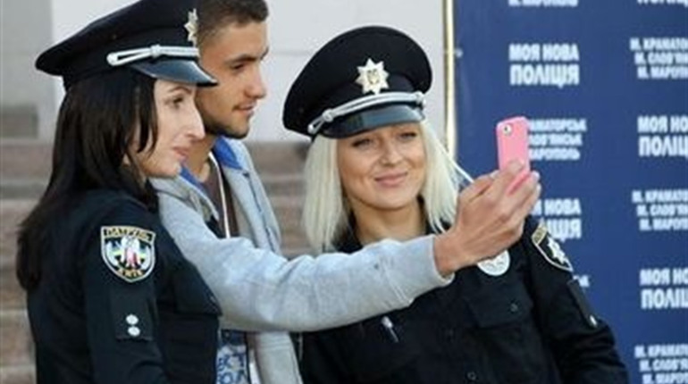 Зроби фото з поліцейським: конкурс на кращій фотознімок