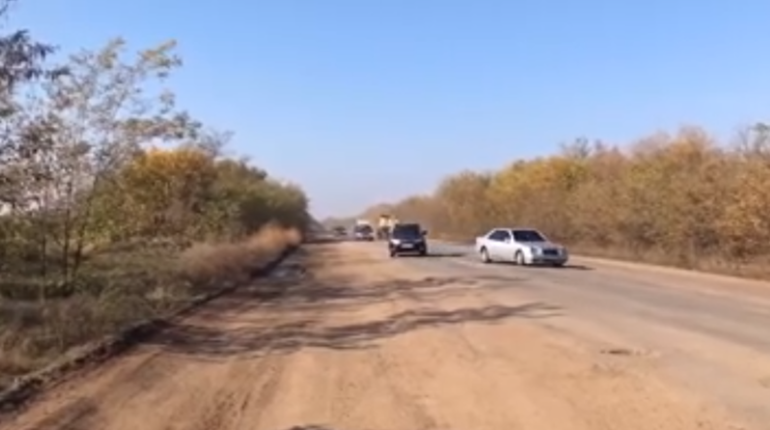 Голову Служби облавтодору - звільнили, але активісти з Біляївки будуть садити квіти на Т-1619