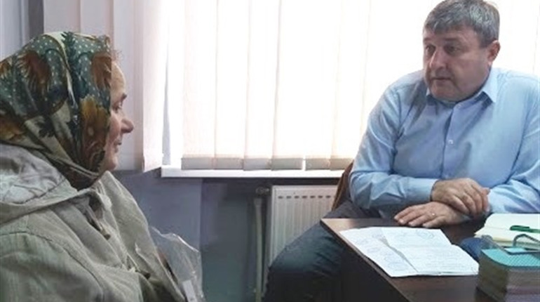 Народний депутат Сергій Литвиненко на окрузі: кар’єр в центрі села, школи з грибком і бездоріжжя