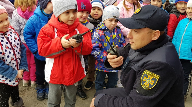 Дошкільнята побували в пожежній частині м.Кіцмань і дізнались особливості професії рятувальників