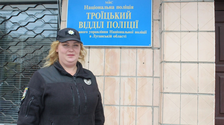 Троїцька поліціянтка вважає, що форма жінкам личить