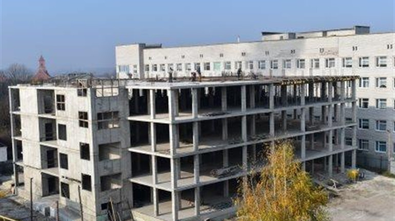 Будівництво хірургічного корпусу не стоїть на місці: дороблюють четвертий поверх