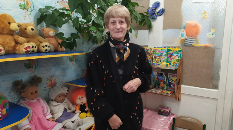 Вихователь з 50 – річним досвідом вчить дітей грати в шахи