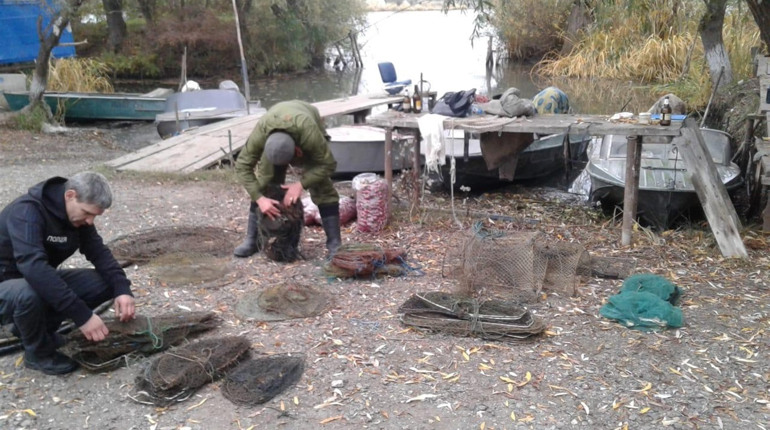 Раків, кажуть, випустили, знаряддя забрали. Біляївська поліція бореться з бракон'єрами
