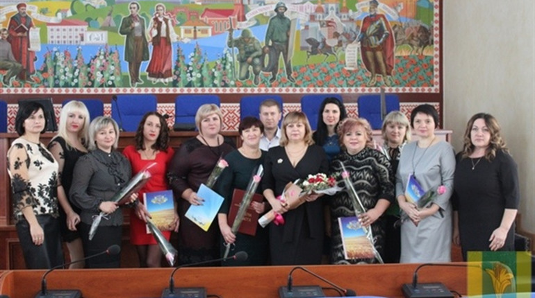 Електровелосипеди, премії, квіти та пісні: район відзначив день соціального працівника