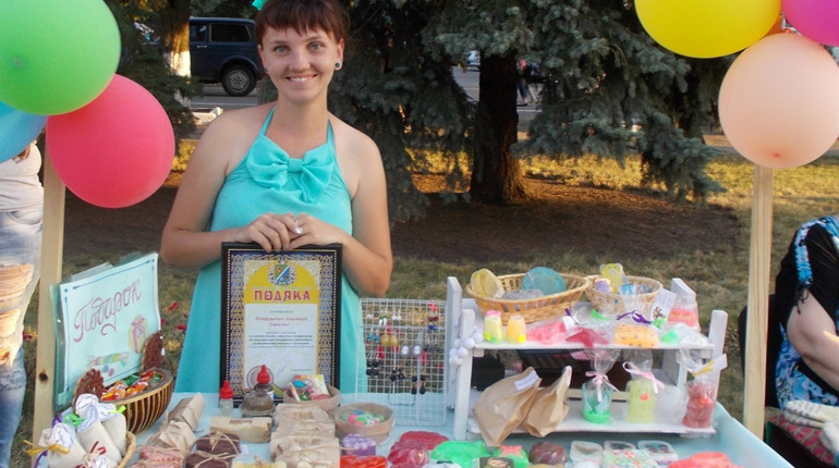 Мило з «нуля» виготовляють кілька місяців, а «на основі» – пару годин:  секрети миловаріння
