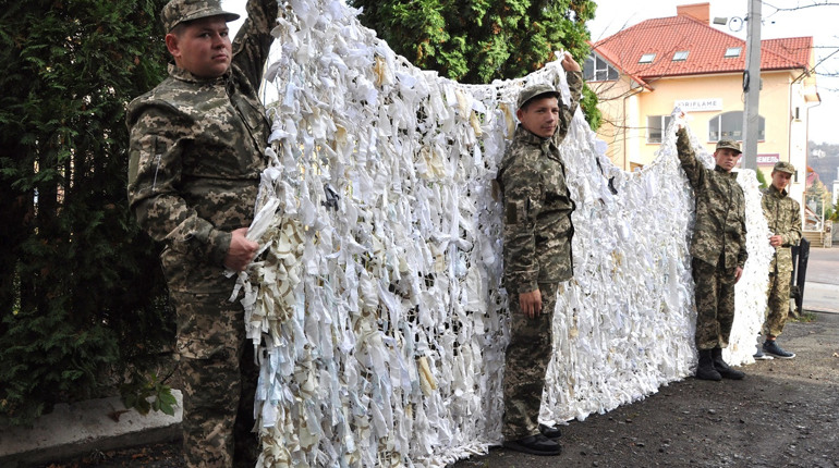 Ще одну маскувальну сітку для наших захисників сплели учні Чортківського ВПУ 