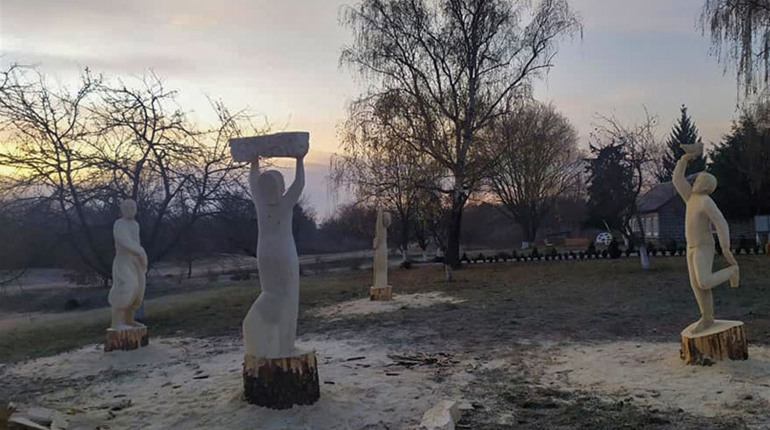 На Конотопщині з’явились нові арт-об’єкти. Скульптури символізують цінності української родини