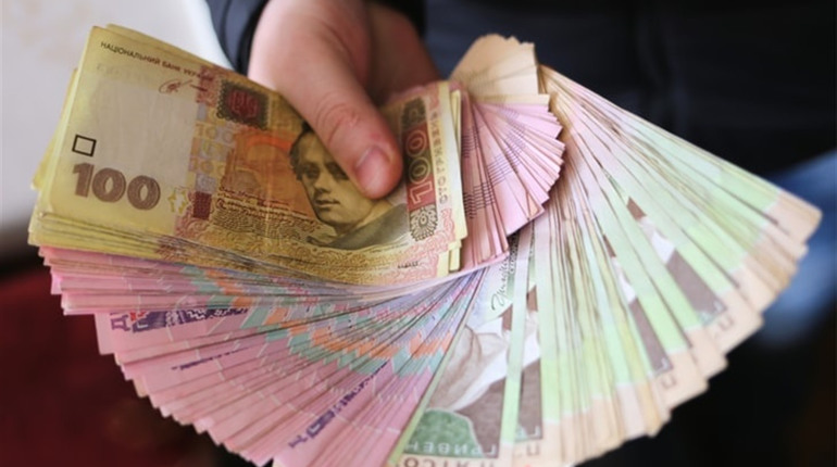 Курс у Сарнах: чи варто купувати валюту після вихідних